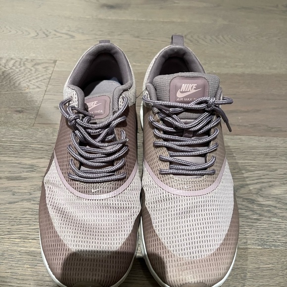 Women Nike Shoes - Picture 4 of 5